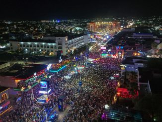 OCUPACIÓN HOTELERA SUPERA EL 90% EN AGUASCALIENTES DURANTE EL SEGUNDO FIN DE SEMANA DE LA FERIA NACIONAL DE SAN MARCOS elemento1.png 28 de abril de 2026 facebook.png twitter.png whatsapp.png Aguascalientes registró una ocupación hotelera del 90 por ciento durante el pasado fin de semana, en pleno desarrollo de la Feria Nacional de San Marcos (FNSM), lo que lo consolida como uno de los destinos más demandados del país en esta temporada. El flujo constante de visitantes generó una alta demanda de hospedaje, especialmente en hoteles y plataformas ubicadas dentro o cerca del perímetro ferial, donde en los días de mayor actividad prácticamente no hubo disponibilidad, de acuerdo con la Secretaría de Turismo del Estado. Actualmente, Aguascalientes cuenta con una oferta de 8 mil 152 habitaciones en 208 centros de hospedaje, además de cerca de mil opciones en plataformas digitales como Airbnb, lo que permite atender a distintos perfiles de visitantes. La tendencia se mantiene al alza. Autoridades y prestadores de servicios turísticos recomiendan planear con anticipación y asegurar hospedaje, ante la expectativa de un nuevo repunte durante el próximo fin de semana, impulsado por el puente vacacional.