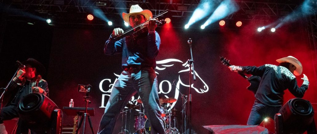 Caballo Dorado llega al Foro del Lago