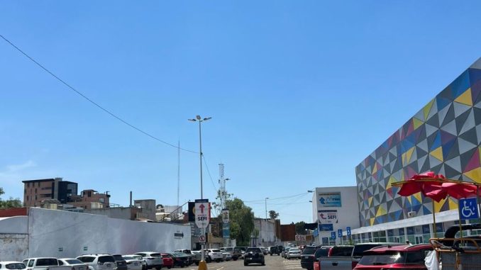 Habilitan estacionamiento del Centro de Atención Municipal (CAM) para visitantes a la Feria Nacional de San Marcos