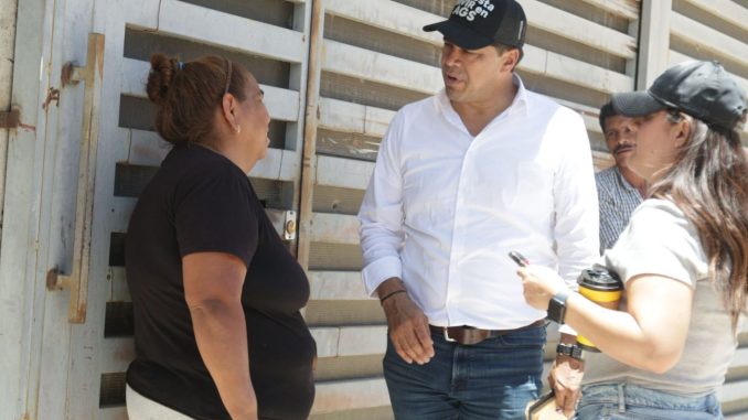 Recorre Leo Montañez la colonia Los Pericos para atender a los vecinos