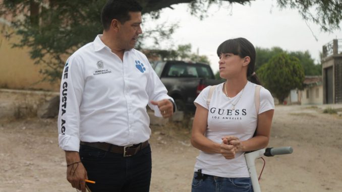 Leo Montañez escucha a las y los vecinos de la comunidad Los Caños