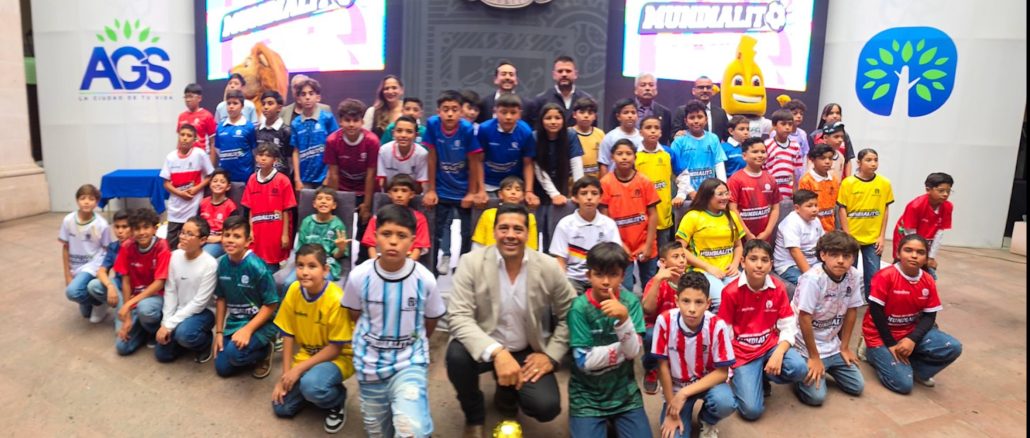 Encabeza Leo Montañez Sorteo del Torneo de Futbol Soccer "Mundialito en la Ciudad de Tu Vida"