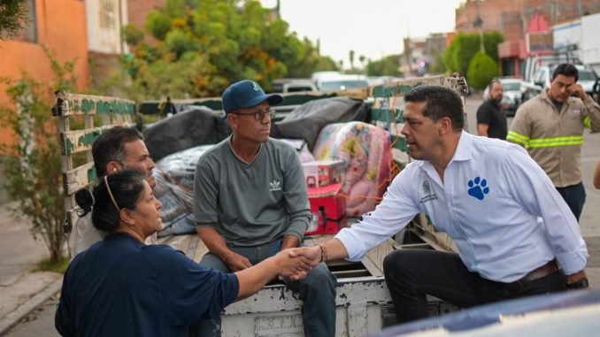 Recorre Leo Montañez fraccionamiento Insurgentes para escuchar a los vecinos