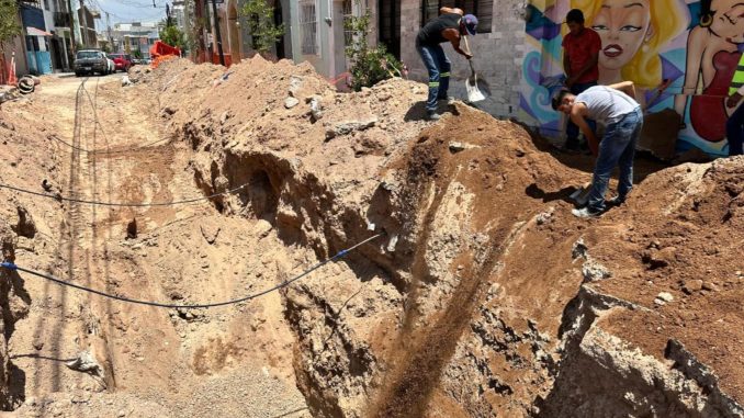 Avanza MIAA en la rehabilitación de la red de alcantarillado en la calle 5 de febrero esquina con Josefa Ortiz de Domínguez
