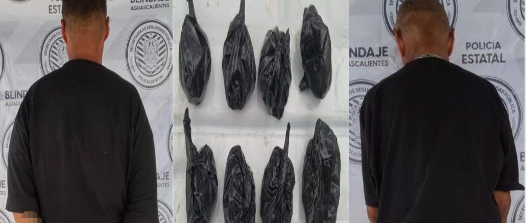 Policías Estatales detuvieron a dos sujetos en poder de envoltorios que contenían sustancia granulada