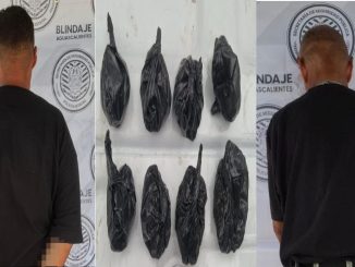 Policías Estatales detuvieron a dos sujetos en poder de envoltorios que contenían sustancia granulada