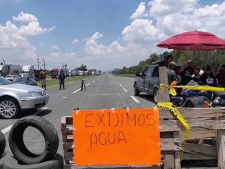 Habitantes bloquean la carretera 57 en Querétaro para exigir abasto de agua