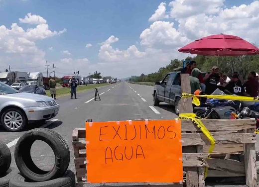 Habitantes bloquean la carretera 57 en Querétaro para exigir abasto de agua