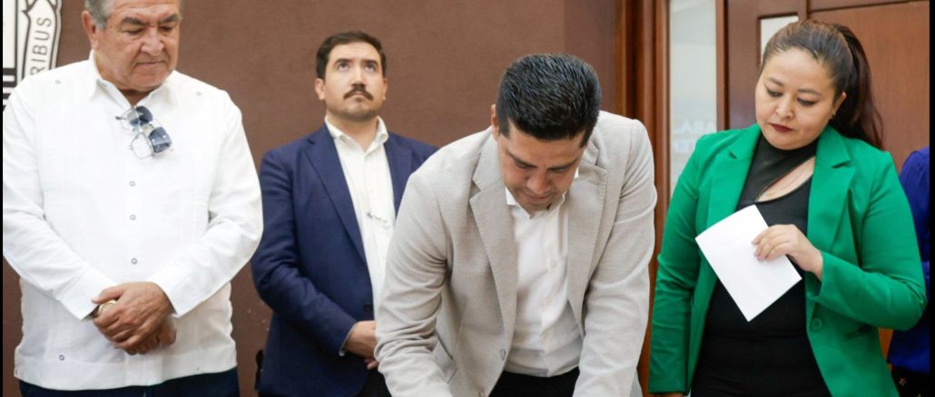 Firma Leo Montañez escrituras para mejor equipamiento urbano, áreas verdes y espacios educativos para familias
