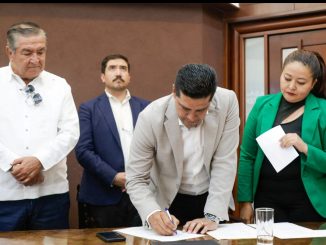Firma Leo Montañez escrituras para mejor equipamiento urbano, áreas verdes y espacios educativos para familias
