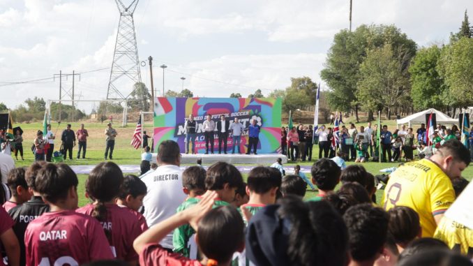 Encabeza Leo Montañez inauguración del Torneo "Mundialito la Ciudad de tu Vida"