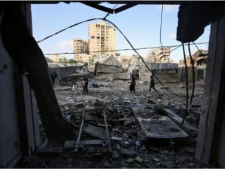 Israel bombardea Gaza y apunta a presunto líder militar de Hamás