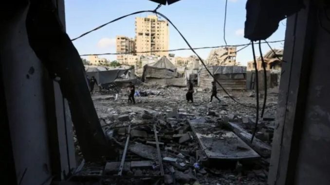 Israel bombardea Gaza y apunta a presunto líder militar de Hamás