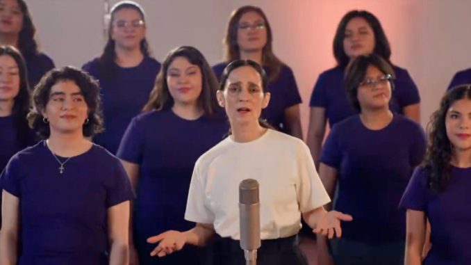 Mundial 2026: Gobierno presenta nueva versión de “La Niña Futbolista“, interpretada por la cantautora Julieta Venegas