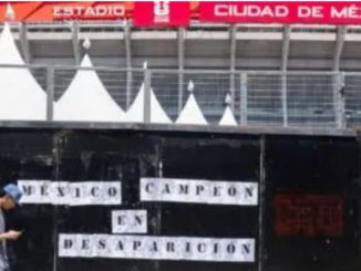 Familiares de desaparecidos tapizan con fichas de búsqueda inmediaciones del Estadio Azteca