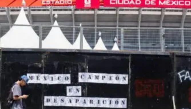 Familiares de desaparecidos tapizan con fichas de búsqueda inmediaciones del Estadio Azteca