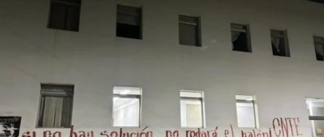 Vandalizan sede de Morena en Oaxaca con mensajes en apoyo a la CNE
