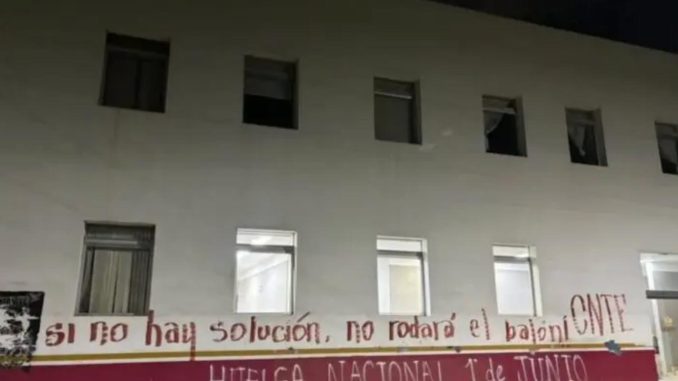 Vandalizan sede de Morena en Oaxaca con mensajes en apoyo a la CNE