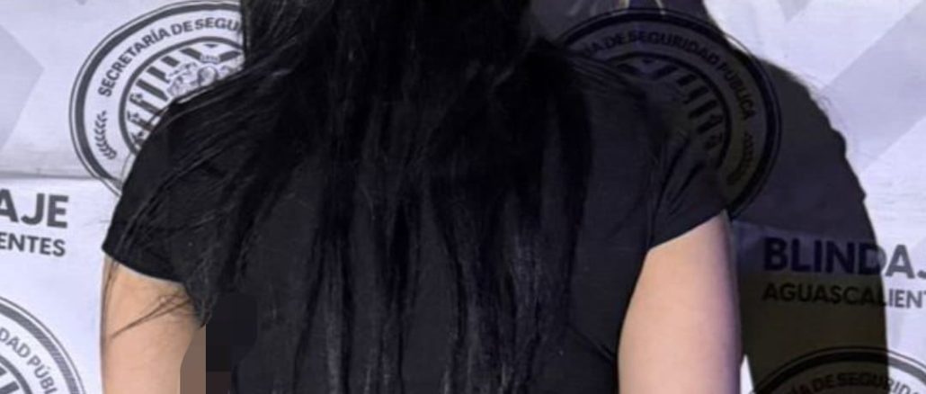Mujer detenida por el Mando Coordinado en el Municipio de Jesús María, luego de ser detectada en poder de varios envoltorios con hierba verde y sustancia granulada