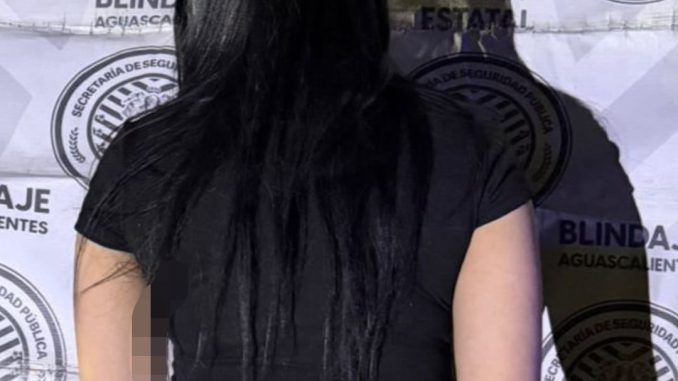 Mujer detenida por el Mando Coordinado en el Municipio de Jesús María, luego de ser detectada en poder de varios envoltorios con hierba verde y sustancia granulada