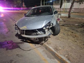Policía Vial atiende choque contra objeto fijo en Av. Siglo XXI