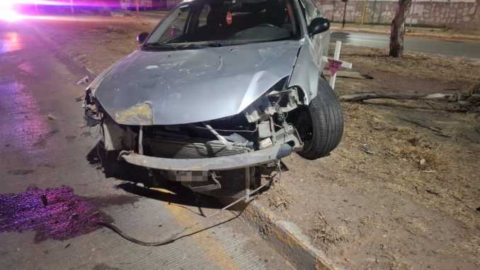 Policía Vial atiende choque contra objeto fijo en Av. Siglo XXI