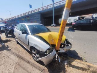 Policía Vial atiende choque contra poste en Av. Aguascalientes