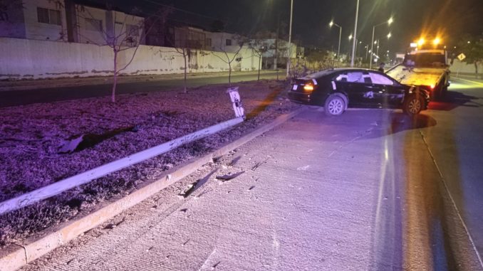 Policía Vial atiende choque con posterior volcadura en fraccionamiento Santa Mónica