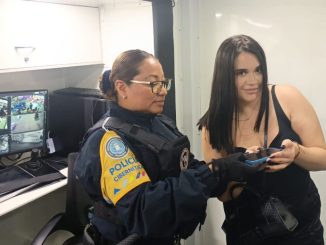 Policías Estatales brindan apoyo a una feriante a recuperar su teléfono celular extravíado