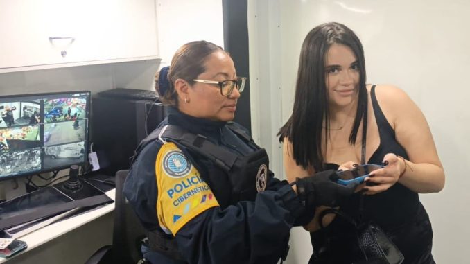 Policías Estatales brindan apoyo a una feriante a recuperar su teléfono celular extravíado