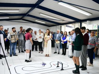 Gobernadora Tere Jiménez visita a jóvenes de Secundaria que representarán a Aguascalientes en Concurso de Robótica en Japón