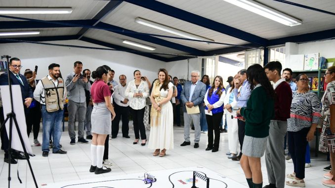 Gobernadora Tere Jiménez visita a jóvenes de Secundaria que representarán a Aguascalientes en Concurso de Robótica en Japón
