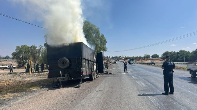 Bomberos del Estado sofocan en la carretera 45 norte el incendio de una traila que cargaba cartón