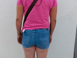 Mujer señalada de fraude es detenida por la Policía Municipal en tienda de autoservicio
