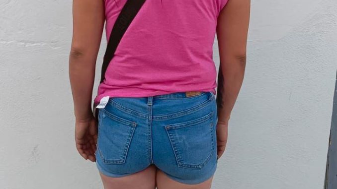 Mujer señalada de fraude es detenida por la Policía Municipal en tienda de autoservicio