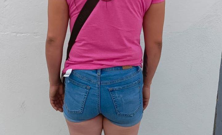 Mujer señalada de fraude es detenida por la Policía Municipal en tienda de autoservicio