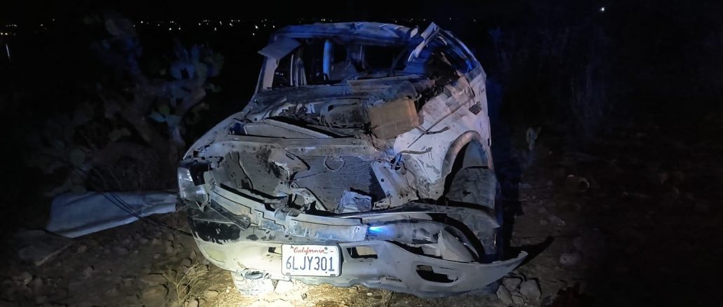 Policías Estatales atienden reporte de accidente contra poste de concreto y posterior volcadura en la carretera estatal 54 en el Municipio de Rincón de Romos