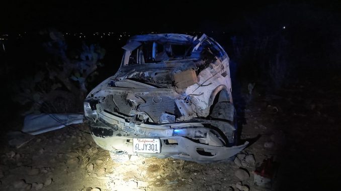 Policías Estatales atienden reporte de accidente contra poste de concreto y posterior volcadura en la carretera estatal 54 en el Municipio de Rincón de Romos
