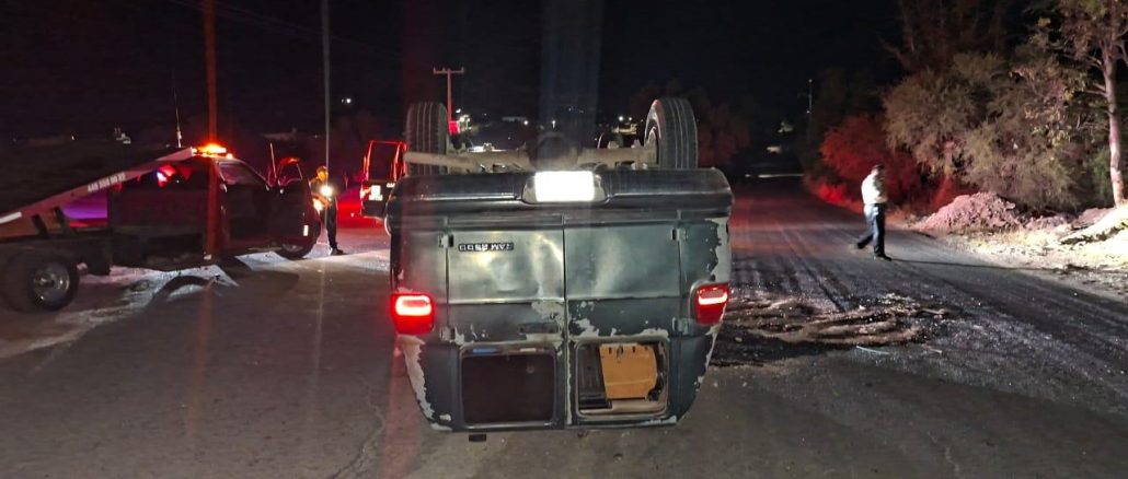 Policías Estatales atienden reporte de accidente tipo choque volcadura en la carretera hacia La Tomatina, Jesús María
