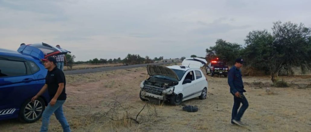 Accidente tipo salida de camino que se registró sobre la carretera estatal 77 fue intervenido por Policías Estatales