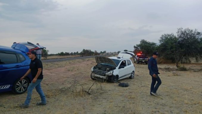 Accidente tipo salida de camino que se registró sobre la carretera estatal 77 fue intervenido por Policías Estatales