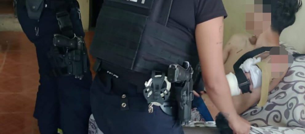 Policías Estatales del Grupo Aeromédico táctico el helicóptero Fuerza 1 le brindan primeros auxilios a un adolescente que contaba con herida que ponía en peligro su vida