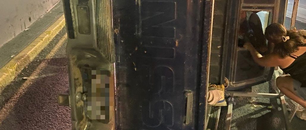 Policía Vial atiende choque contra objeto fijo con posterior volcadura en Av. Aguascalientes