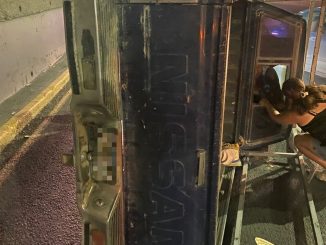 Policía Vial atiende choque contra objeto fijo con posterior volcadura en Av. Aguascalientes