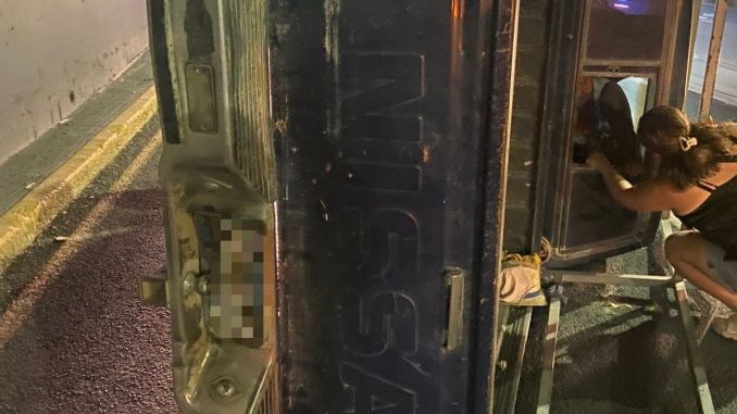 Policía Vial atiende choque contra objeto fijo con posterior volcadura en Av. Aguascalientes