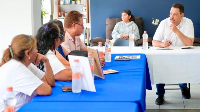 Toño Martín del Campo escucha a familiares de personas desaparecidas