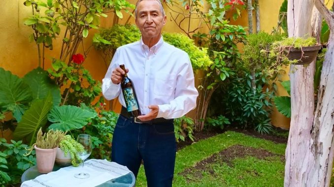 A sus 69 años, terminó su carrera y creó un vino único solo para agradecer a quienes creyeron en él