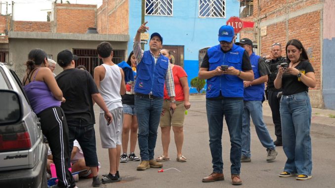 Visita Leo Montañez a vecinos del fraccionamiento José Guadalupe Peralta Gámez
