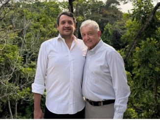 Reaparece el expresidente López Obrador en fotografía con su hijo