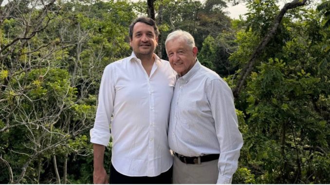 Reaparece el expresidente López Obrador en fotografía con su hijo